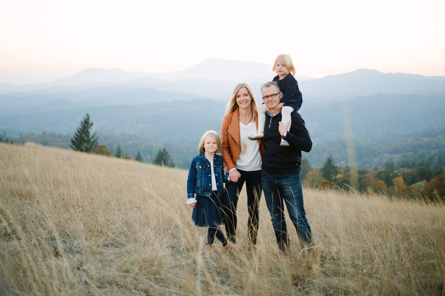 Family portraits outdoors with mountain view by photographer Ali Smith Thistledown Photography in Oregon