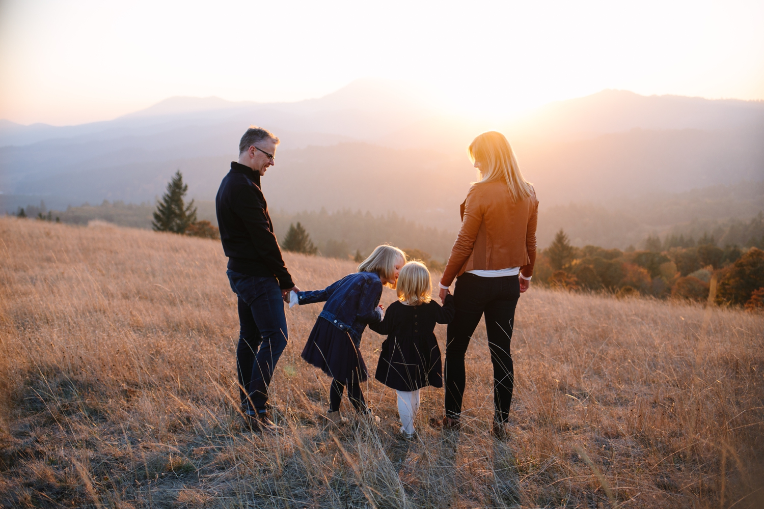 Outdoor natural family portraits in Corvallis by photographer Ali Smith Thistledown Photography