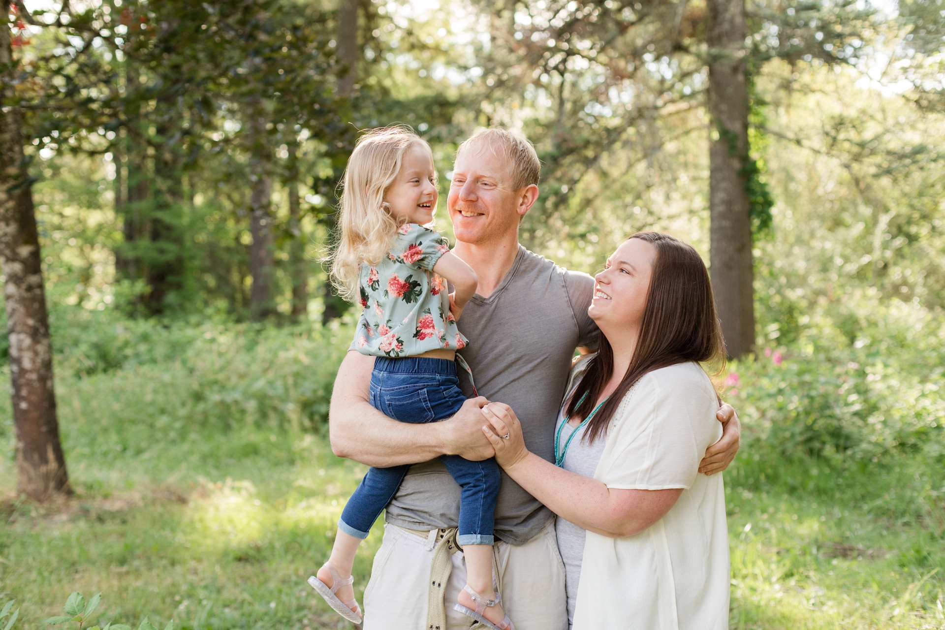 Outdoor family portrait in Corvallis by photographer Alison Smith