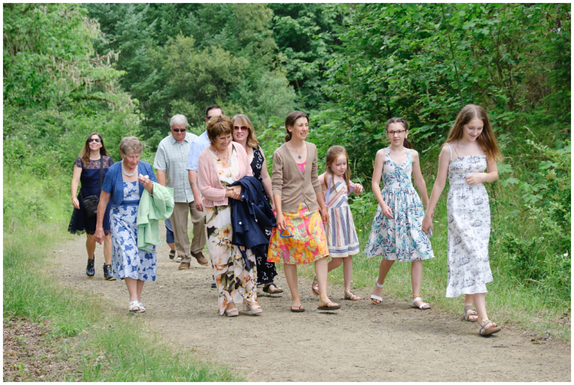 guests walking to an outdoor wedding ceremony in Corvallis Oregon